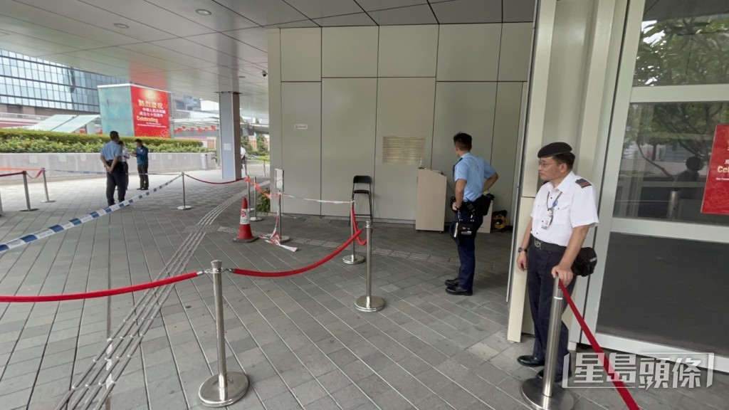 政總東翼平台設有保安崗位,警員圍封調查。楊偉亨攝 政總東翼平台設有保安崗位,警員圍封調查。楊偉亨攝