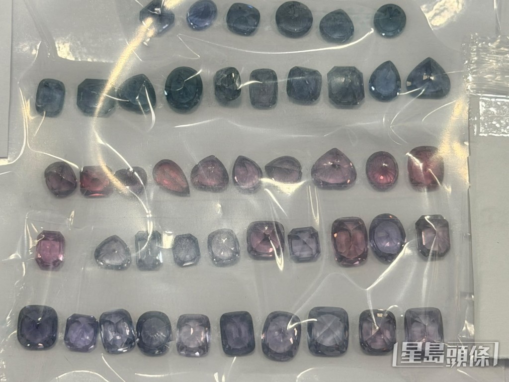 各款珠寶原石。 各款珠寶原石。