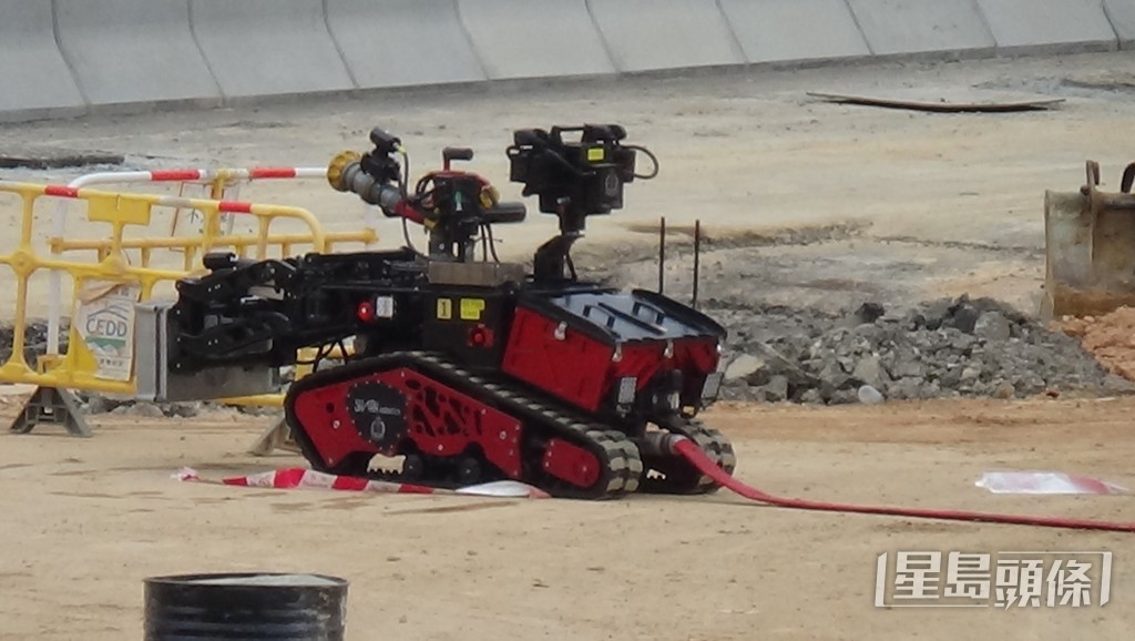 EOD出動拆彈機械人引爆迫擊砲。 EOD出動拆彈機械人引爆迫擊砲。