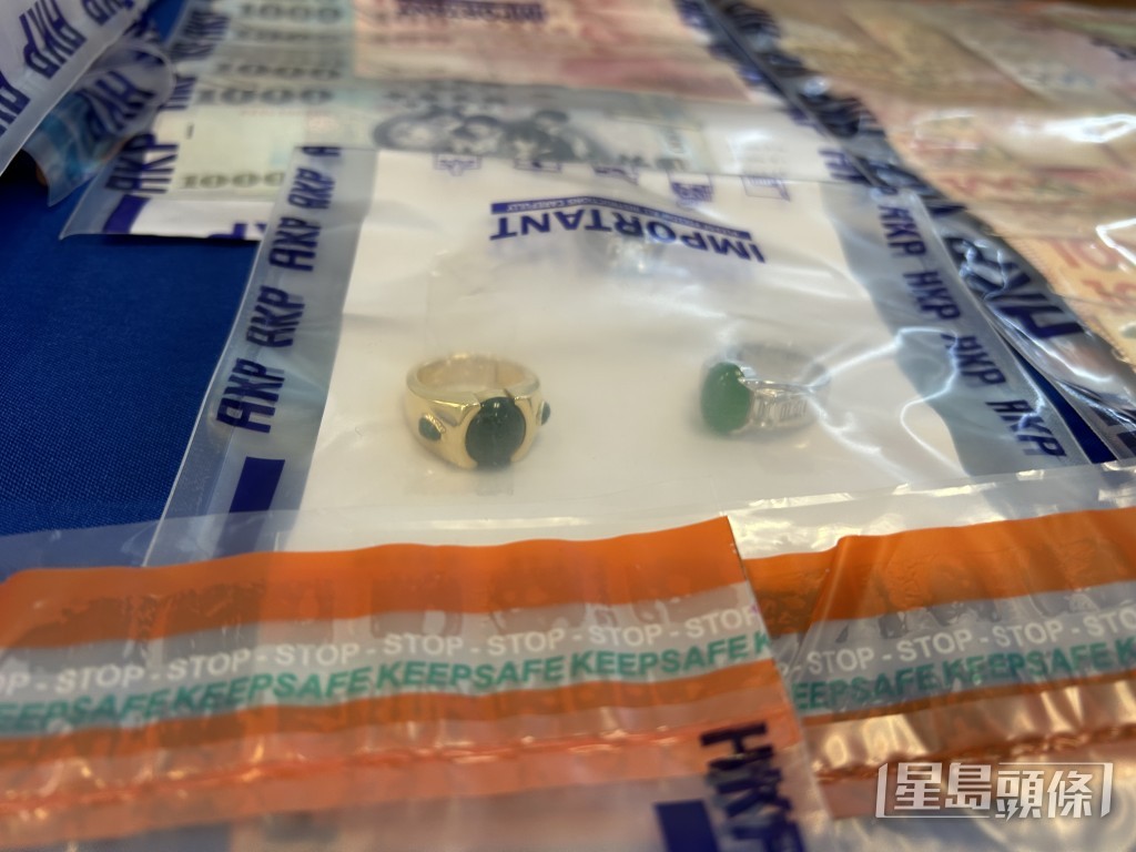 警方在主腦寓所檢獲名錶、名袋、首飾等懷疑犯罪得益。