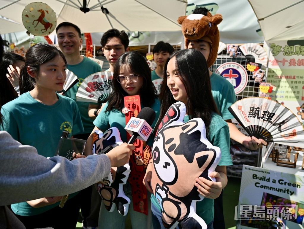 顯理中學馮同學（中）及吳同學（右）。