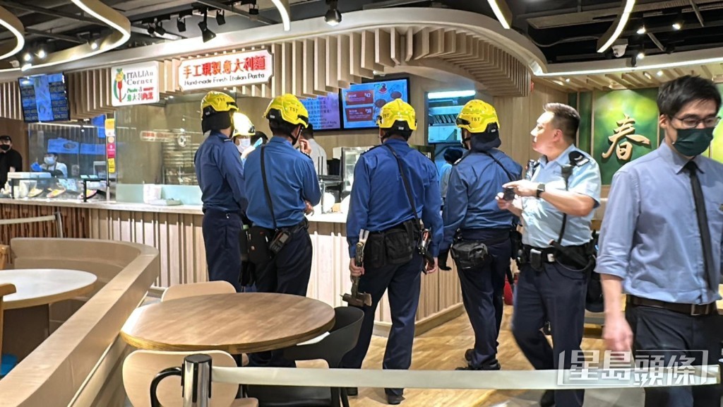 消防到場為女員工解困。劉漢權攝 消防到場為女員工解困。劉漢權攝