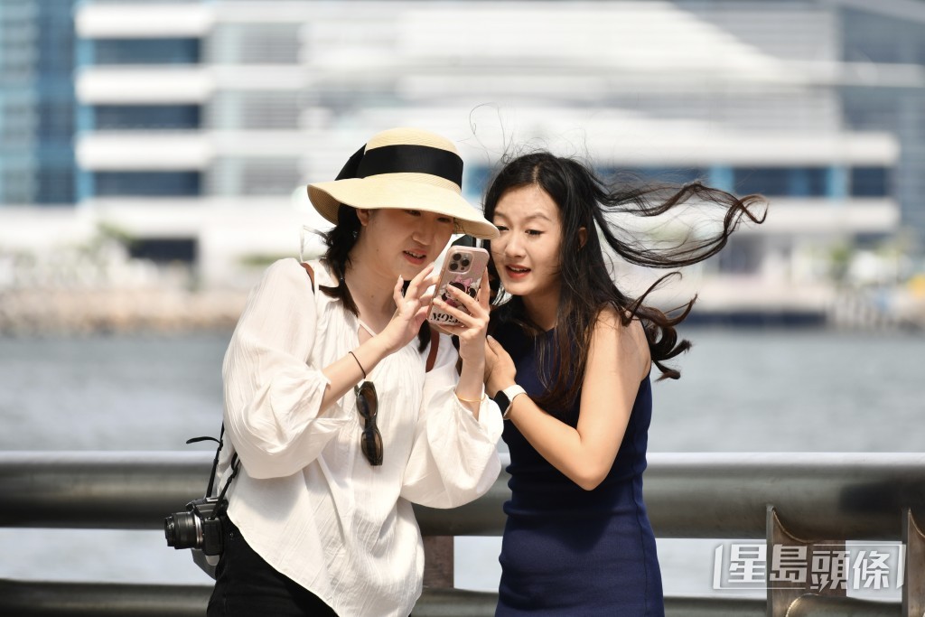 在西南季候風爆發前,副熱帶高壓脊通常會盤踞在南海及華南沿岸一帶。 在西南季候風爆發前,副熱帶高壓脊通常會盤踞在南海及華南沿岸一帶。