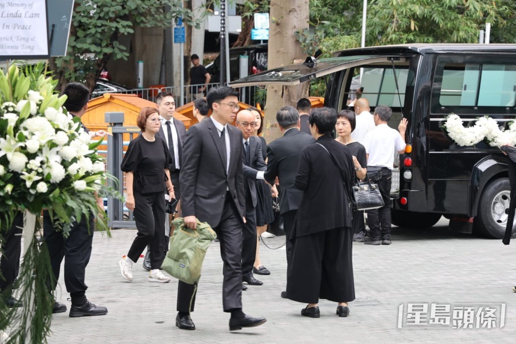 谷薇麗丈夫林炯熾跟親友握手。