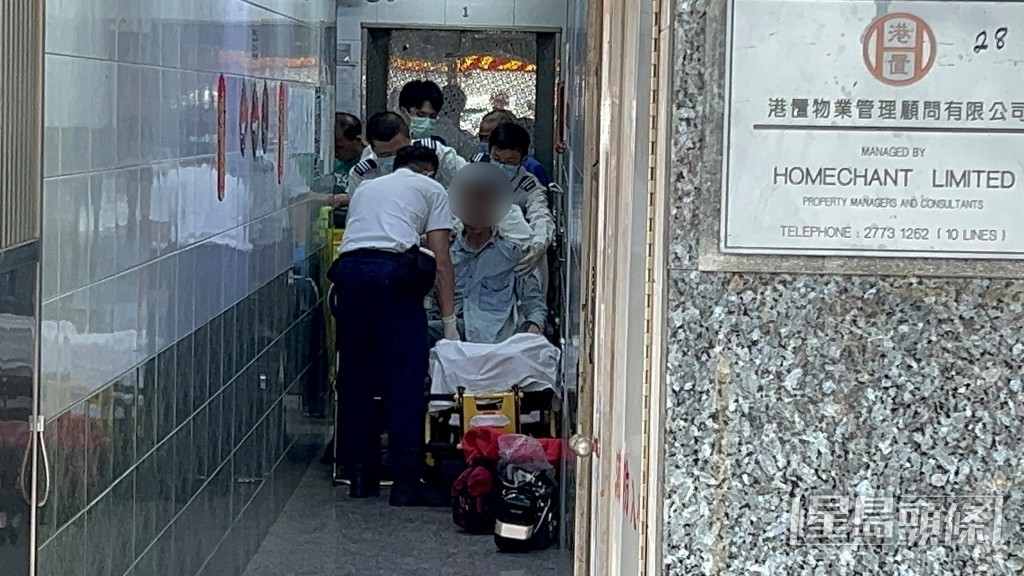 墮天井男住客頭、腰輕傷送院檢查。蔡楚輝攝 墮天井男住客頭、腰輕傷送院檢查。蔡楚輝攝