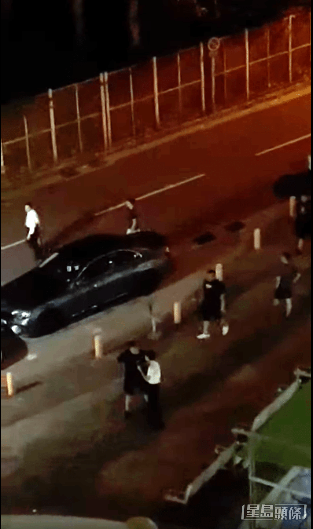 黑衣男子掌摑保安員。網上片段截圖