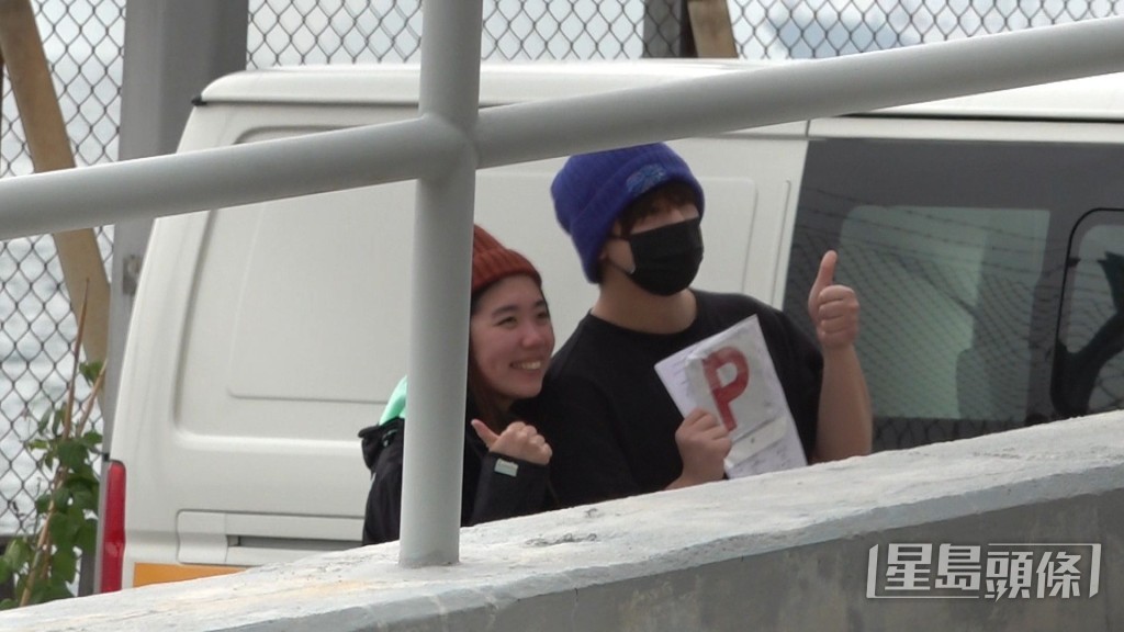 去年阿姜考獲車牌。 去年阿姜考獲車牌。