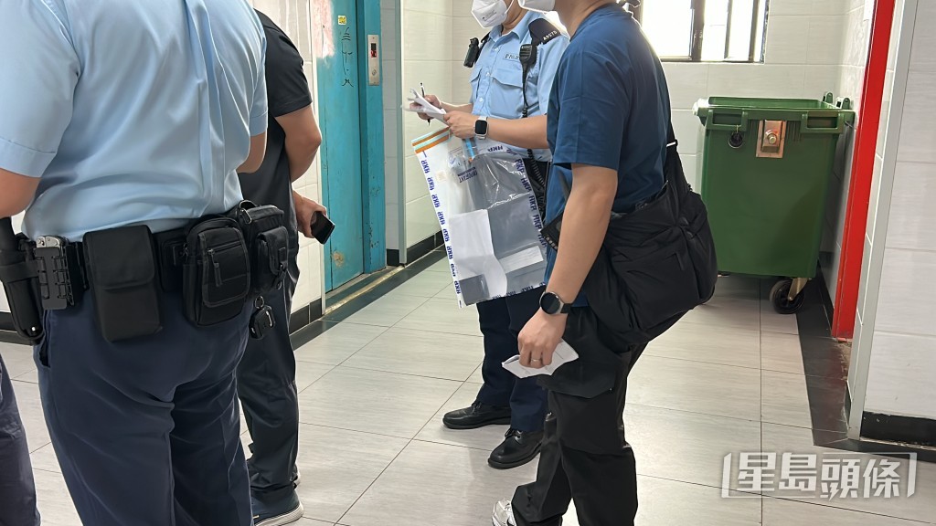 警員檢走證物。林思明攝 警員檢走證物。林思明攝