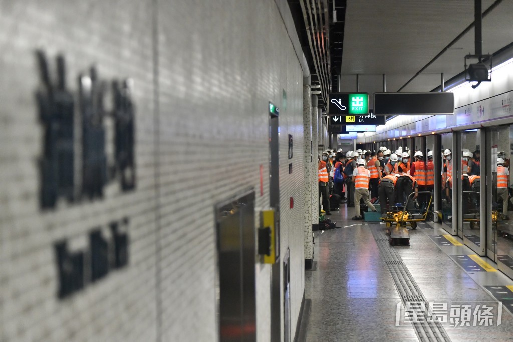 港铁油麻地站2022年发生列车甩门事故，两组车门突然飞脱，与月台幕门发生碰撞，导致列车服务仍然受阻。