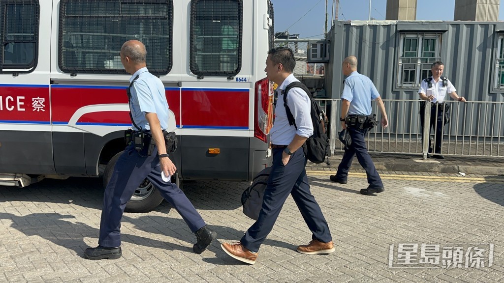 事主儿子(图中)到场了解事件。梁国峰摄 事主儿子(图中)到场了解事件。梁国峰摄