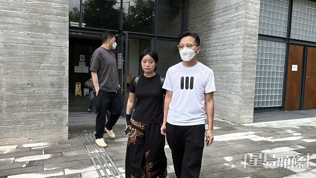 死者舅仔黃先生(圖左)到殮房認屍。劉漢權攝 死者舅仔黃先生(圖左)到殮房認屍。劉漢權攝