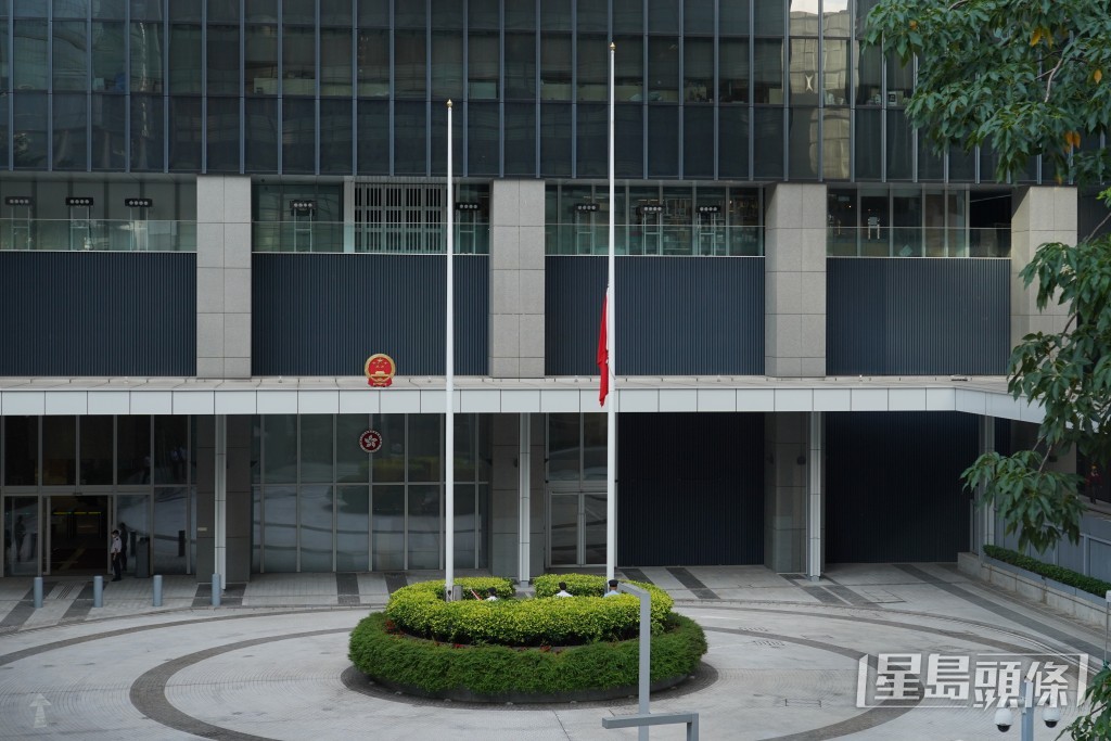 政府總部下半旗致哀。（葉偉豪攝）