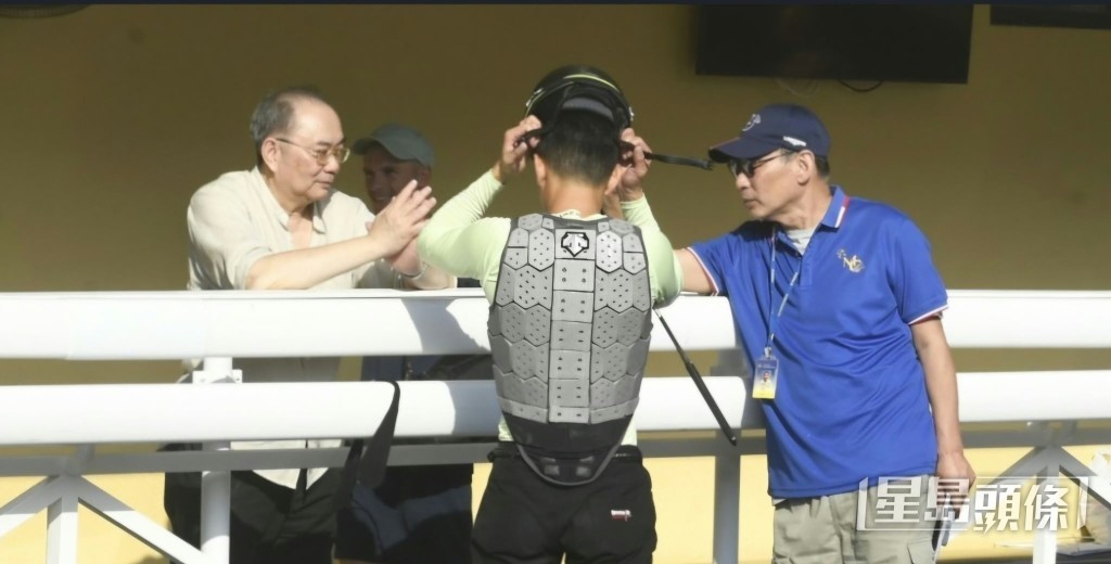 左起:「機緣」系馬主李偉然、梁家俊及鄭俊偉 左起:「機緣」系馬主李偉然、梁家俊及鄭俊偉