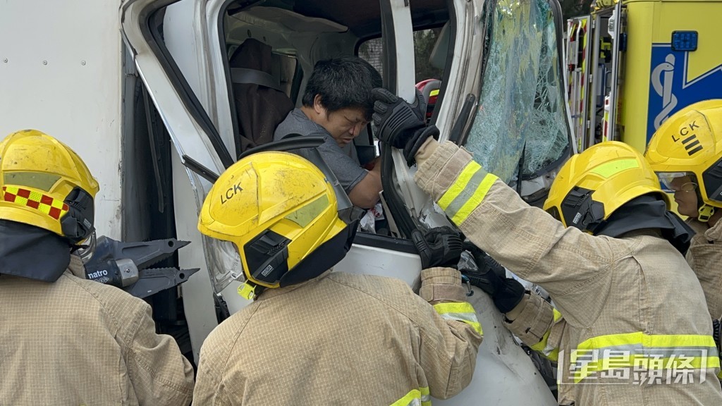 貨車司機受傷被困車廂,仍然清醒。楊偉亨攝 貨車司機受傷被困車廂,仍然清醒。楊偉亨攝