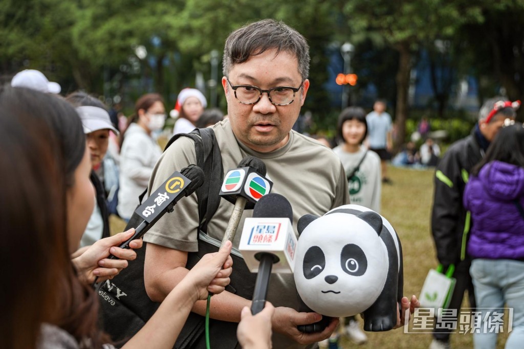 彭先生代家姐領取認捐的6隻熊貓，包括4隻大尺寸和2隻小尺寸。