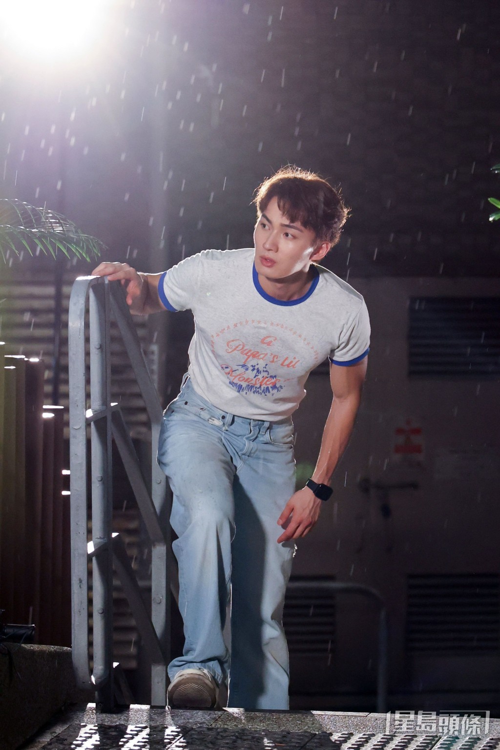 周嘉洛淋住雨演出夠晒專業。