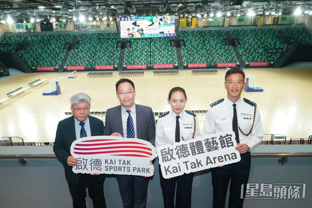 左起: 運輸署首席運輸主任/市區尹柏恩,體育專員蔡健斌,警務處秀茂坪警區指揮官謝翠思,香港警務處行動部高級警司陳憲鈞。 左起: 運輸署首席運輸主任/市區尹柏恩,體育專員蔡健斌,警務處秀茂坪警區指揮官謝翠思,香港警務處行動部高級警司陳憲鈞。