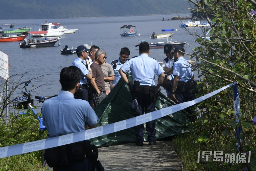 死者兩名親屬到場認屍。 死者兩名親屬到場認屍。