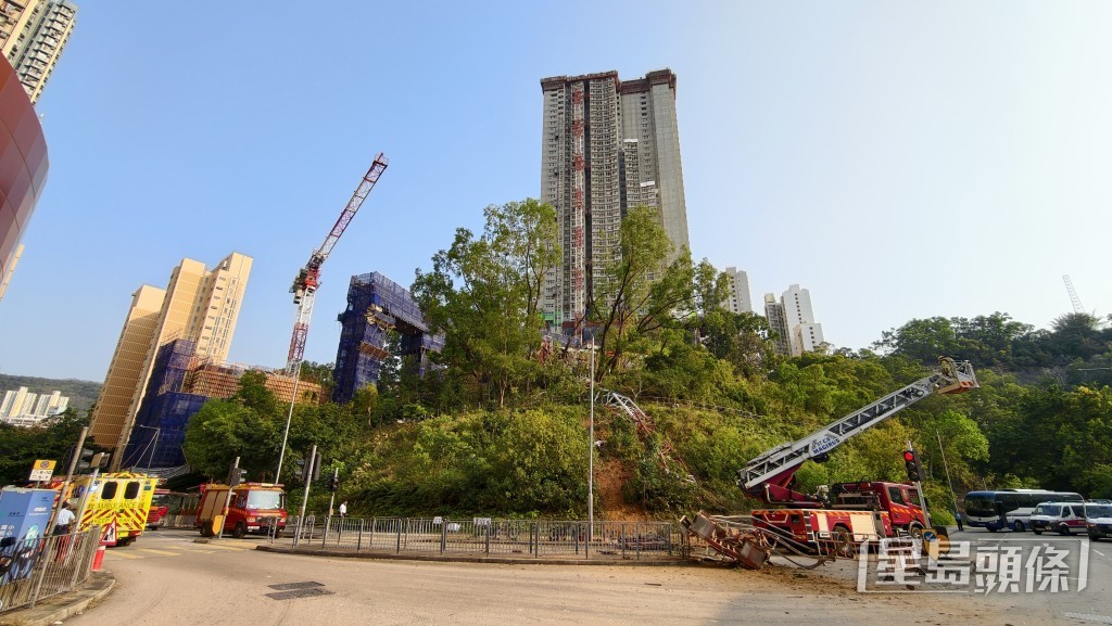 葵涌葵盛圍一公屋地盤今日（3月19日）下午有天秤倒塌。黃文威攝