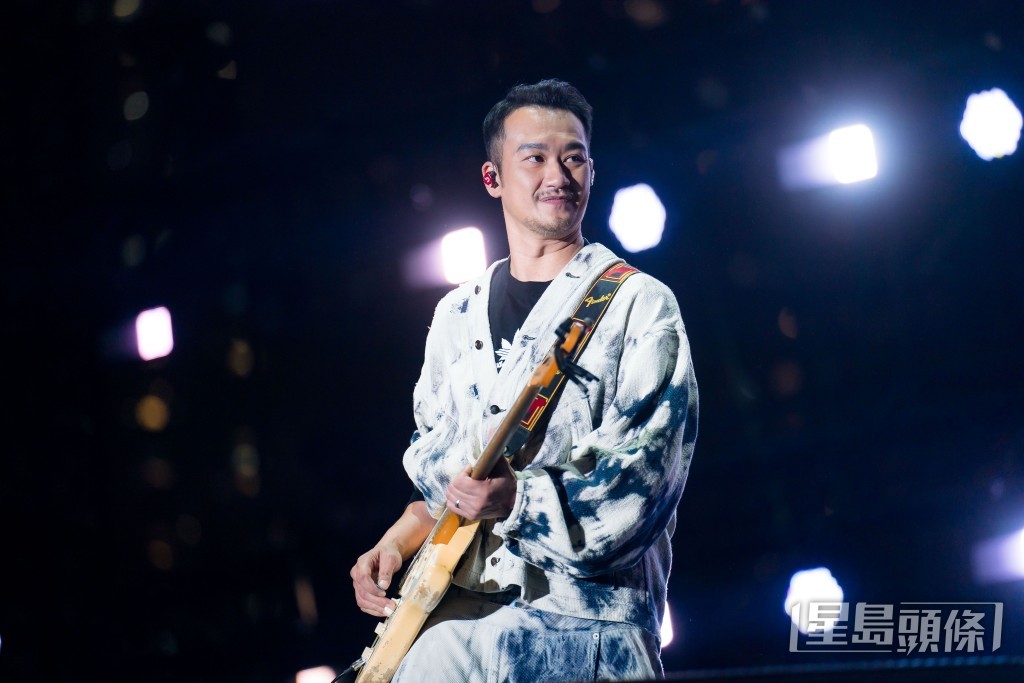 吳浩康喜歡自彈自唱。