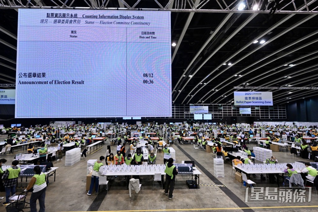 立法會選舉點票工作凌晨陸續完成。劉駿軒攝 立法會選舉點票工作凌晨陸續完成。劉駿軒攝