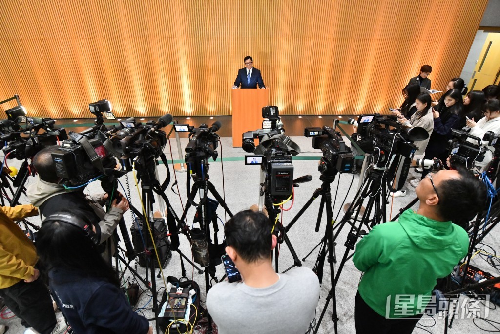 鄧炳強表示總共20年的刑罰已反映案件嚴重性。盧江球攝