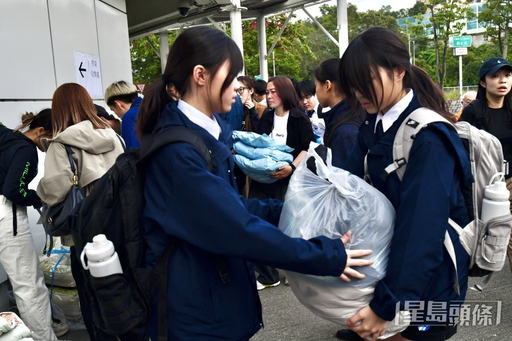有學生揹着背囊協助搬運物資。