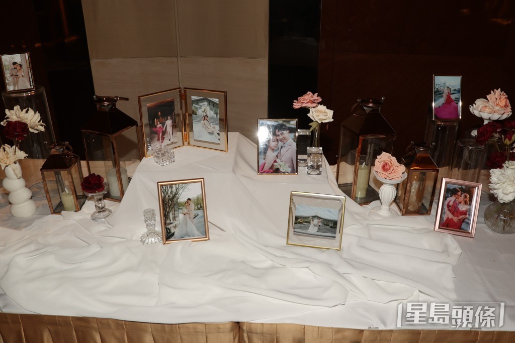 黄美棋与钟健威的婚纱相供宾客阅览。 黄美棋与钟健威的婚纱相供宾客阅览。