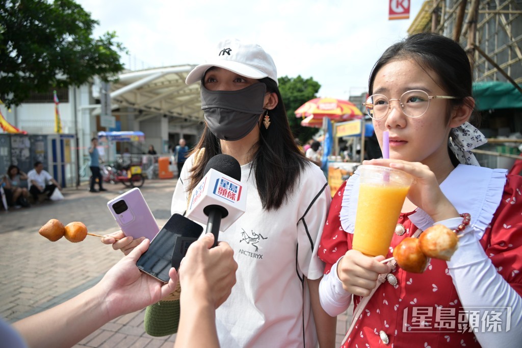 深圳游客耿小姐（左）曾来过长洲，她表示喜欢长洲有海滩，空气较市区清新。苏正谦摄