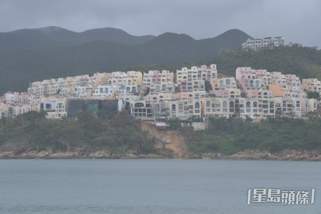 紅山半島發生山泥傾瀉令三間獨立屋受影響。楊偉亨攝