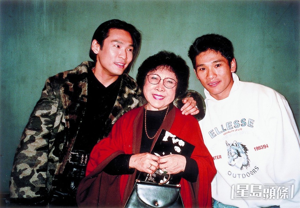 「中國歌后」張露(中)與大兒子杜德智(右)及兒子杜德偉。 「中國歌后」張露(中)與大兒子杜德智(右)及兒子杜德偉。
