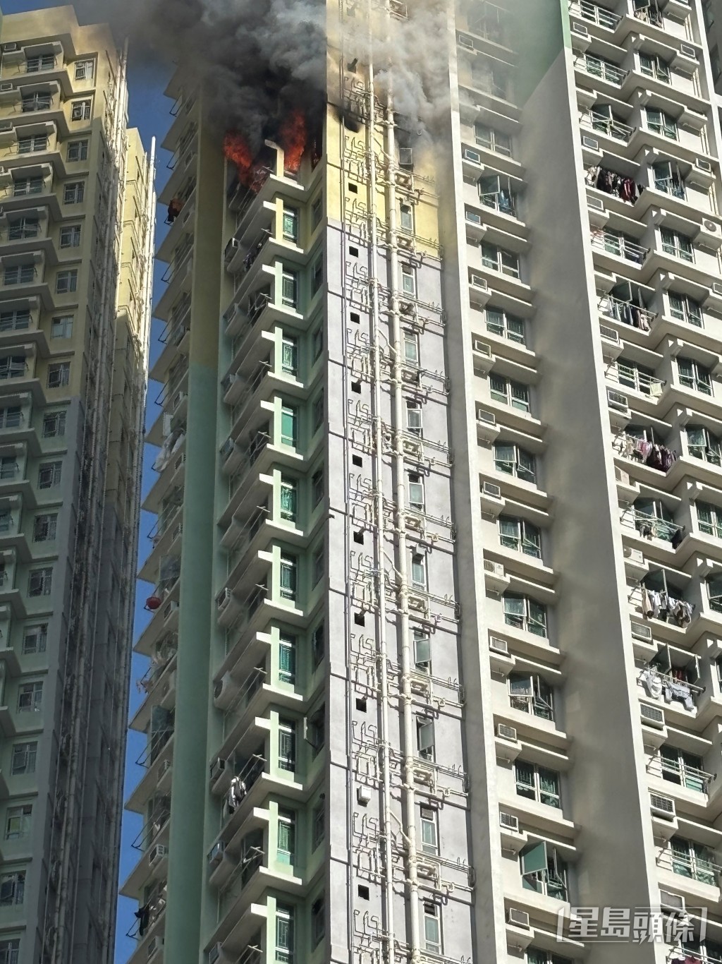 單位起火冒濃煙。​ 讀者提供  ​