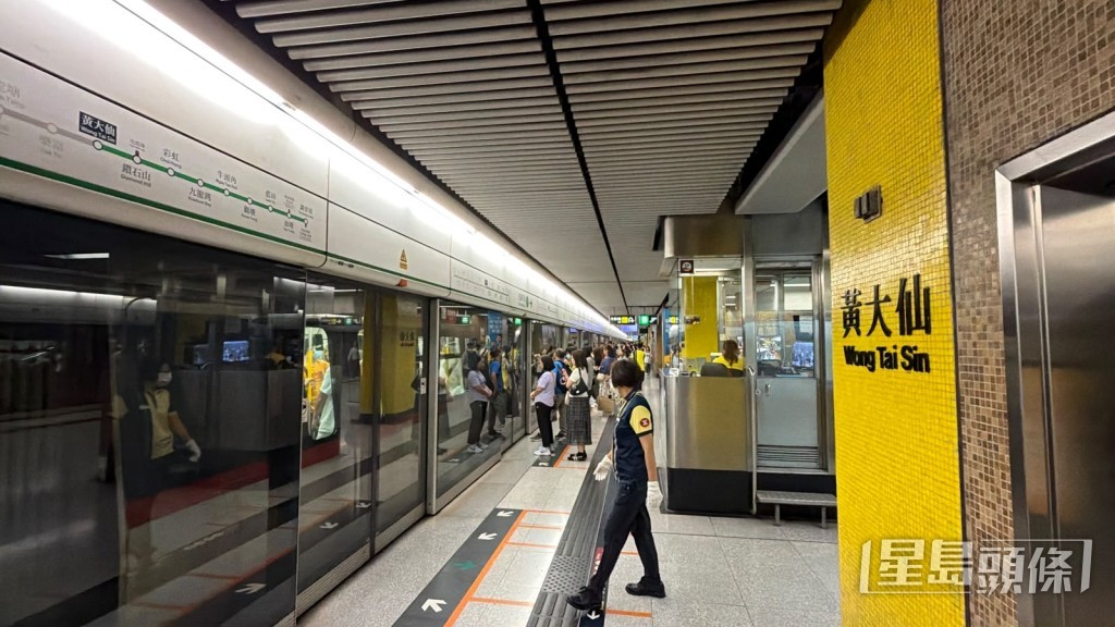 黃大仙站車廂有乘客尿袋冒煙,無人受傷。梁國峰攝 黃大仙站車廂有乘客尿袋冒煙,無人受傷。梁國峰攝