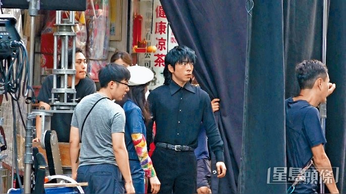 電影《法迷藏》計劃2025年上畫,以1974年「跑馬地紙盒藏屍案」改編,張頌文、吳冰的角色原型為歐陽炳強、卞玉瑛。呂爵安(圖)扮演歐陽強的年輕版,尚有梁洛施、譚耀文等主演。 電影《法迷藏》計劃2025年上畫,以1974年「跑馬地紙盒藏屍案」改編,張頌文、吳冰的角色原型為歐陽炳強、卞玉瑛。呂爵安(圖)扮演歐陽強的年輕版,尚有梁洛施、譚耀文等主演。