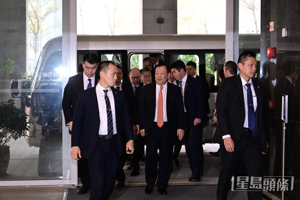 早上约10时半，夏宝龙到政府总部与金融界代表会面。（陈极彰摄）
