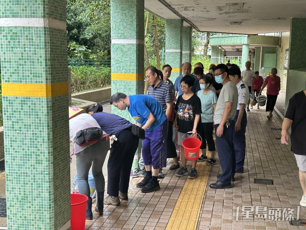 20多名居民排隊取食水。梁國峰攝
