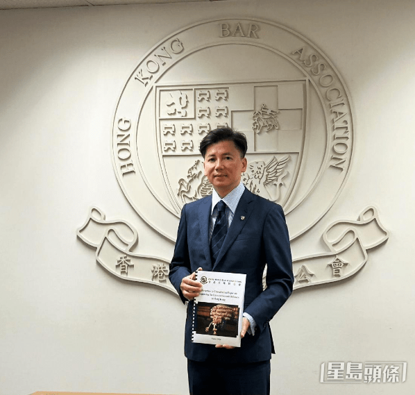 大律師公會副主席許紹鼎資深大律師手持公會就《完善香港的性罪行法例公眾諮詢》的回應。大律師公會圖片 大律師公會副主席許紹鼎資深大律師手持公會就《完善香港的性罪行法例公眾諮詢》的回應。大律師公會圖片