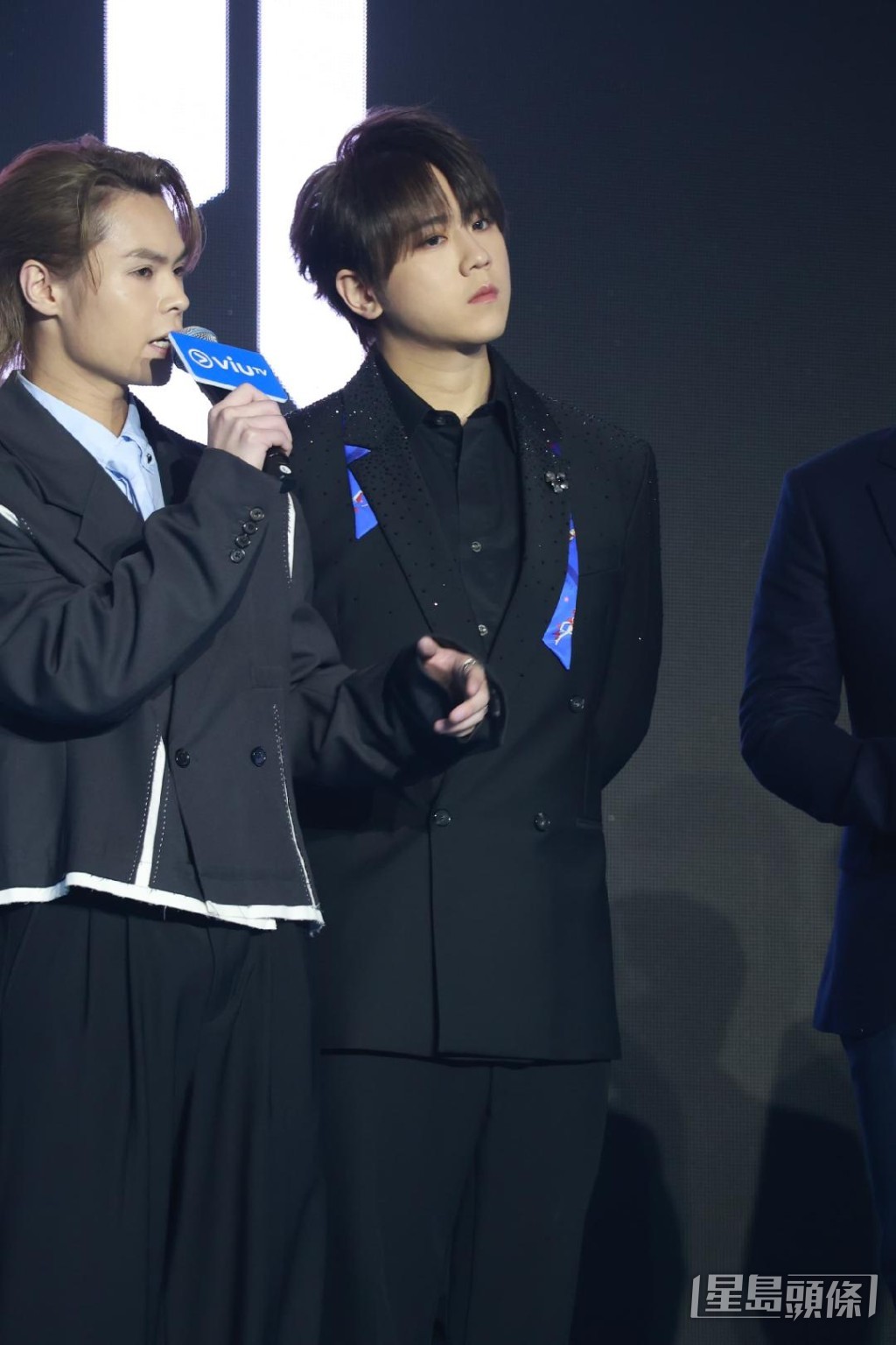 姜濤台上表情。