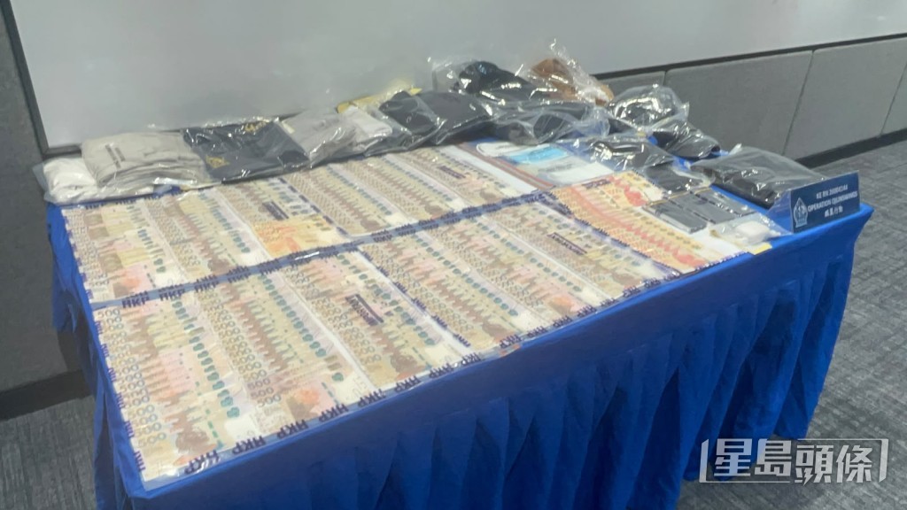 警方展示檢獲的證物。 警方展示檢獲的證物。