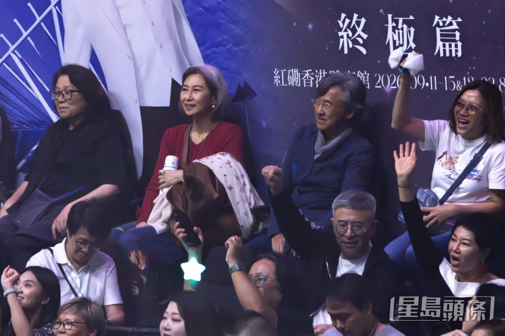 林子祥葉蒨文夫婦睇得好開心。 林子祥葉蒨文夫婦睇得好開心。
