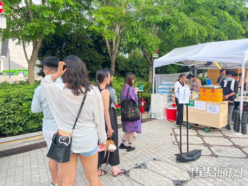 雞蛋仔攤檔前面已排長龍。曹露尹攝 雞蛋仔攤檔前面已排長龍。曹露尹攝