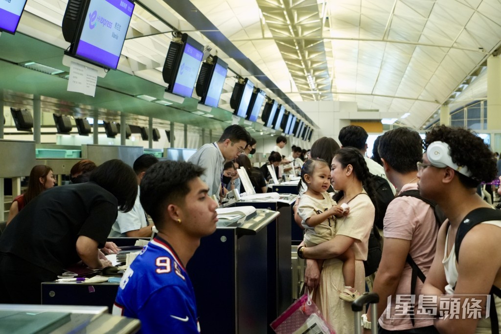 多间航空公司柜位人群聚集排队登记。刘骏轩摄