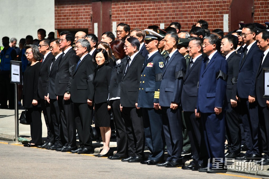 官員列隊送別朱振國。盧江球攝 官員列隊送別朱振國。盧江球攝