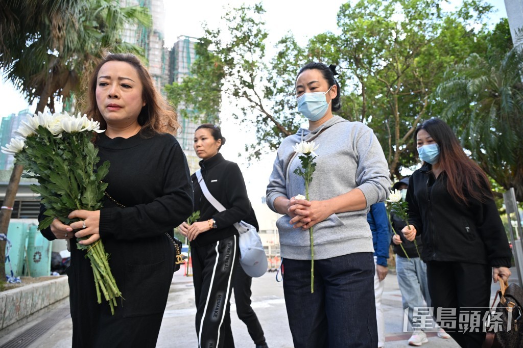 有市民在大埔宏福苑廣福社區中心外小公園獻花。蘇正謙攝
