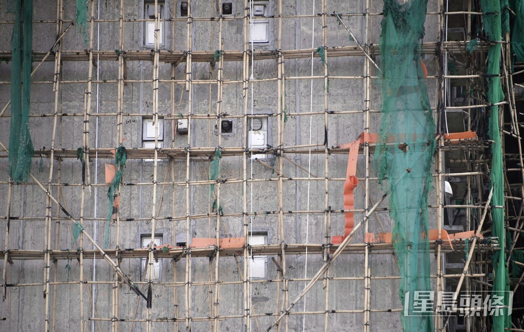 窗戶被發泡膠封住。 陳浩元攝