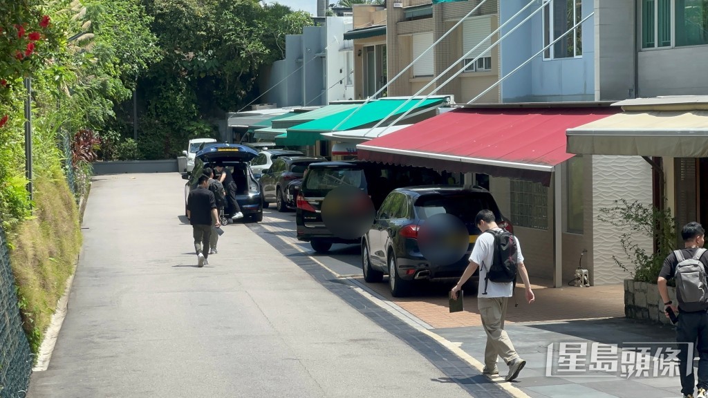 探員進入屋苑調查。梁國峰攝