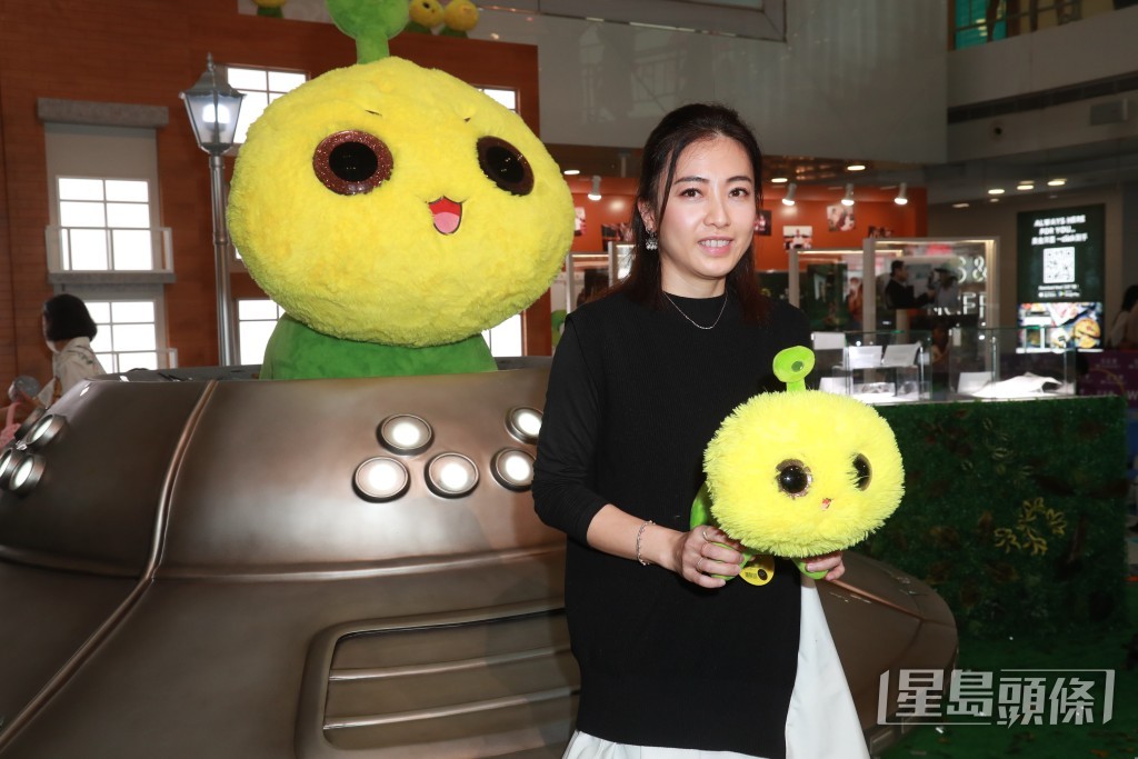 甘比又表示细女与她一样对编织有兴趣，但长女则爱制作陶瓷。