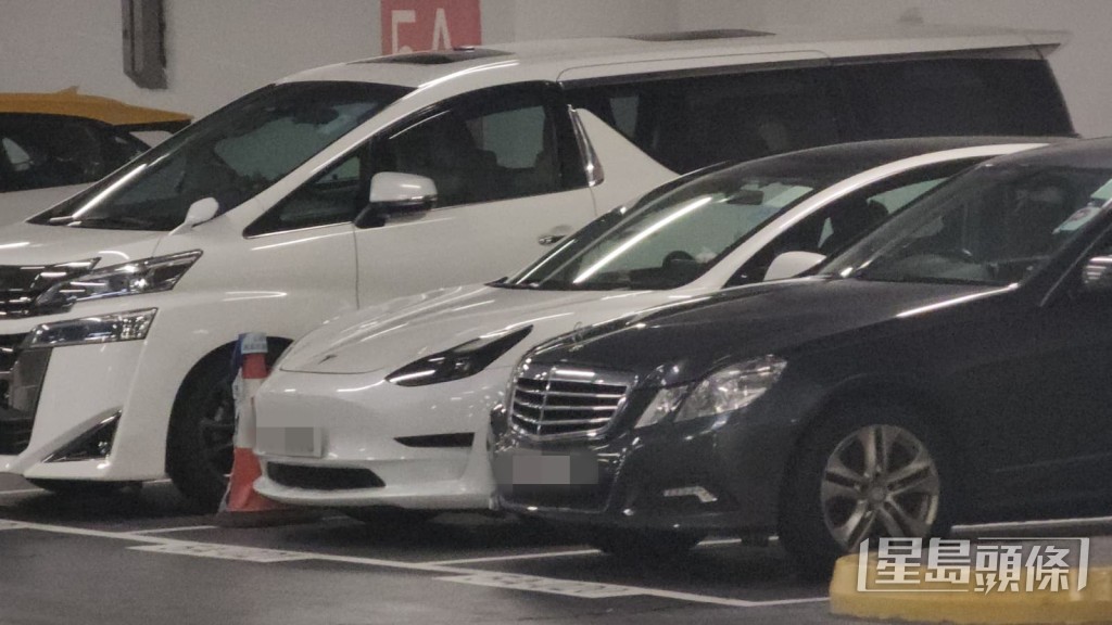 停車場內一輛白色電動車疑與事件有關,警方封閉調查。黎志偉攝 停車場內一輛白色電動車疑與事件有關,警方封閉調查。黎志偉攝