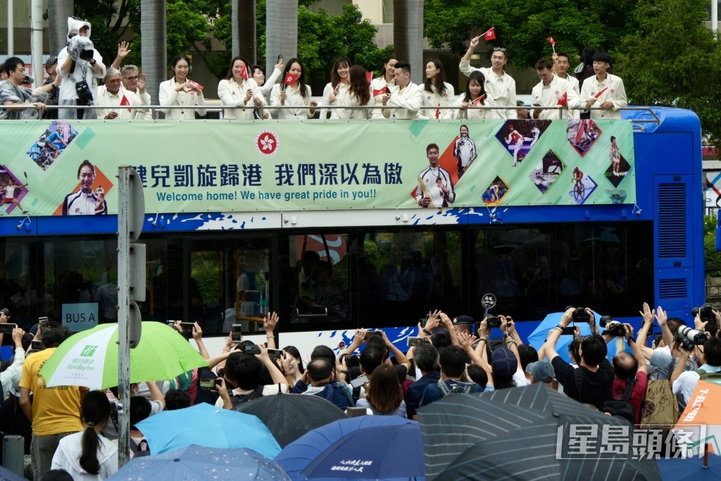 即使下著雨，不少巿民亦到場等候。