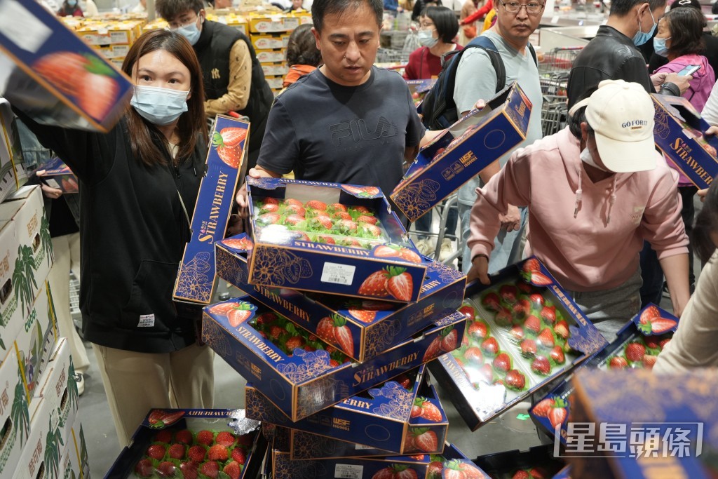 市民主攻茅台、愛馬仕及草莓熊等商品。吳艷玲攝 市民主攻茅台、愛馬仕及草莓熊等商品。吳艷玲攝